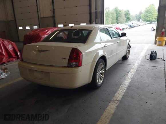 2005 Chrysler 300 300 with VIN 2C3JA43R05H604299, listed as a IAAI auction lot 43141549 with 131,677 mi miles and . Bid and sale history available at DreamBid. Image 4.