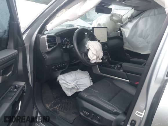 2024 Toyota Tundra Limited z VIN 5TFJA5DB2RX216804, wystawiony jako IAAI lot #42913960 z przebiegiem 13 394 mil mil oraz . Historia ofert i sprzedaży dostępna na DreamBid. Obrazek 5.