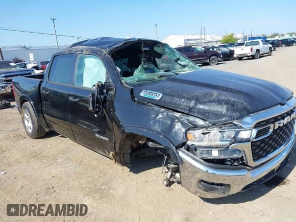 2025 Ram 1500 Big Horn z VIN 1C6RRFFG3SN517648, wystawiony jako IAAI lot #43193323 z przebiegiem 8 492 mil mil oraz . Historia ofert i sprzedaży dostępna na DreamBid. Obrazek 1.