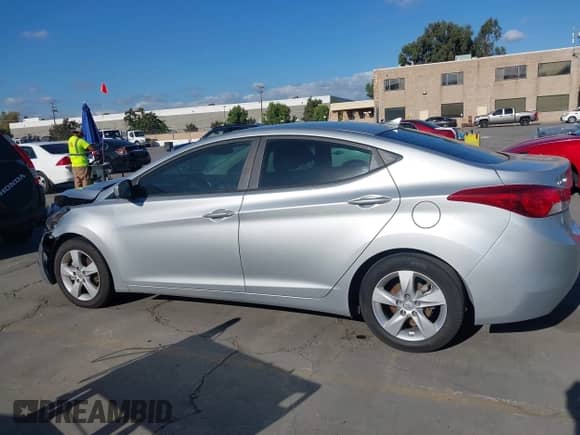 2013 Hyundai Elantra GLS z VIN 5NPDH4AEXDH290770, wystawiony jako IAAI lot #43337517 z przebiegiem 99 331 mil mil oraz . Historia ofert i sprzedaży dostępna na DreamBid. Obrazek 14.