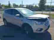 2017 Ford Escape SE z VIN 1FMCU9GDXHUC21779, wystawiony jako IAAI lot #43269673 z przebiegiem 131 569 mil mil oraz . Historia ofert i sprzedaży dostępna na DreamBid. Obrazek 1.
