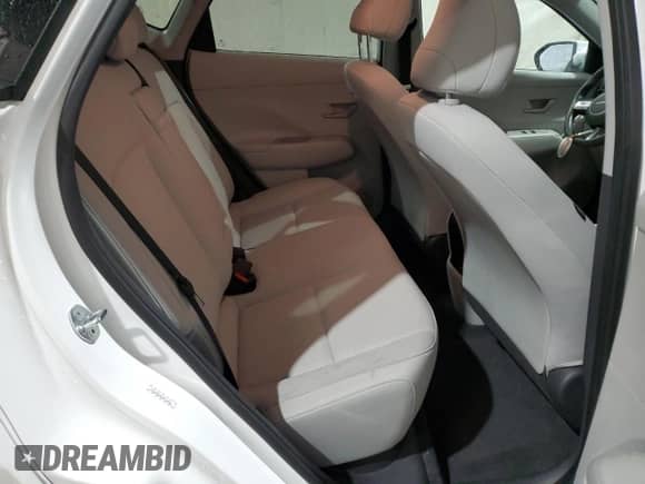 2024 Hyundai Kona SEL z VIN KM8HC3A63RU005581, wystawiony jako Copart lot #82802834 z przebiegiem 9 898 mil mil oraz Szkoda całkowita • Salvage title. Historia ofert i sprzedaży dostępna na DreamBid. Obrazek 11.