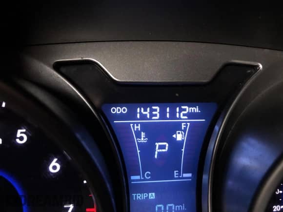 2015 Hyundai Veloster z VIN KMHTC6AD0FU238274, wystawiony jako Copart lot #73207244 z przebiegiem 143 112 mil mil oraz Czysty tytuł • Clean title. Historia ofert i sprzedaży dostępna na DreamBid. Obrazek 8.