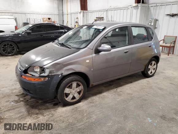 2008 Chevrolet Aveo LS z VIN KL1TD66648B266385, wystawiony jako Copart lot #77990724 z przebiegiem 142 831 mil mil oraz Czysty tytuł • Clean title. Historia ofert i sprzedaży dostępna na DreamBid. Obrazek 1.