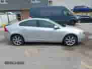 2016 Volvo S60 T5 Drive-E Premier z VIN YV126MFK8G2406947, wystawiony jako IAAI lot #42527322 z przebiegiem 49 795 mil mil oraz . Historia ofert i sprzedaży dostępna na DreamBid. Obrazek 13.