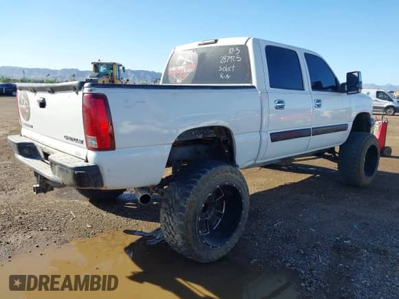 2005 Chevrolet Silverado 1500 Z71 z VIN 2GCEK13T551287925, wystawiony jako IAAI lot #43392727 z przebiegiem 275 768 mil mil oraz . Historia ofert i sprzedaży dostępna na DreamBid. Obrazek 4.