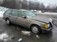 1992 Mercedes-Benz 300 with VIN WDBEA90E9NF223207, listed as a Copart auction lot 44739805 with 210,394 mi miles and Non repairable. Bid and sale history available at DreamBid. Image 4.