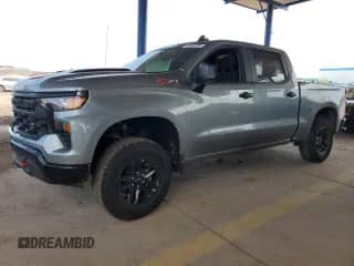 2025 Chevrolet Silverado 1500 Custom Trail Boss z VIN 3GCUKCED7SG184683, wystawiony jako Copart lot #54940785 z przebiegiem 2 067 mil mil oraz Szkoda całkowita • Salvage title. Historia ofert i sprzedaży dostępna na DreamBid. Obrazek 1.