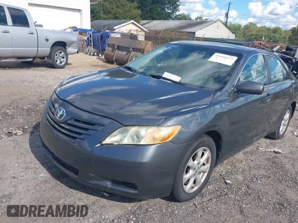 2007 Toyota Camry CE z VIN 4T1BE46K17U566029, wystawiony jako IAAI lot #43430673 z przebiegiem 234 584 mil mil oraz . Historia ofert i sprzedaży dostępna na DreamBid. Obrazek 2.
