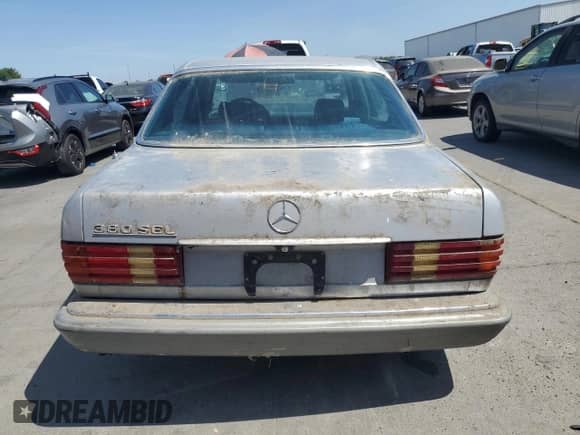 1983 Mercedes-Benz 380 z VIN WDBCA33A4DB042003, wystawiony jako Copart lot #62316525 z przebiegiem 161 377 mil mil oraz Nie do naprawy • Non repairable. Historia ofert i sprzedaży dostępna na DreamBid. Obrazek 6.
