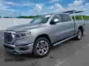 2022 Ram 1500 Longhorn z VIN 1C6SRFKT1NN426449, wystawiony jako IAAI lot #43134719 z przebiegiem 26 496 mil mil oraz . Historia ofert i sprzedaży dostępna na DreamBid. Obrazek 17.