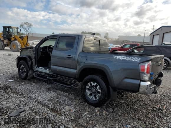 2022 Toyota Tacoma TRD Off Road with VIN 3TMCZ5AN4NM515100, listed as a Copart auction lot 84576995 with 33,917 mi miles and Salvage title. Bid and sale history available at DreamBid. Image 2.