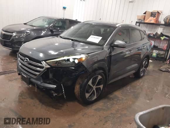 2018 Hyundai Tucson Value z VIN KM8J33A28JU615981, wystawiony jako IAAI lot #42281881 z przebiegiem 71 835 mil mil oraz . Historia ofert i sprzedaży dostępna na DreamBid. Obrazek 2.