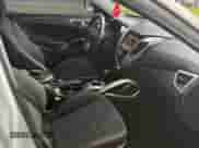 2013 Hyundai Veloster w/Black Int z VIN KMHTC6AD0DU137958, wystawiony jako Copart lot #84753465 z przebiegiem 135 718 mil mil oraz Czysty tytuł • Clean title. Historia ofert i sprzedaży dostępna na DreamBid. Obrazek 5.