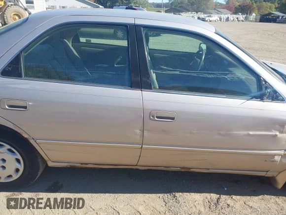 1998 Toyota Camry LE z VIN 4T1BG22K4WU360156, wystawiony jako IAAI lot #43477910 z przebiegiem 123 263 mil mil oraz . Historia ofert i sprzedaży dostępna na DreamBid. Obrazek 13.