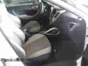 2013 Hyundai Veloster w/Black Int z VIN KMHTC6AD3DU171621, wystawiony jako IAAI lot #42902812 z przebiegiem 135 498 mil mil oraz . Historia ofert i sprzedaży dostępna na DreamBid. Obrazek 5.