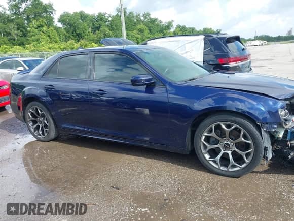 2016 Chrysler 300 S Alloy Edition z VIN 2C3CCABTXGH135076, wystawiony jako IAAI lot #42432413 z przebiegiem 140 266 mil mil oraz . Historia ofert i sprzedaży dostępna na DreamBid. Obrazek 13.