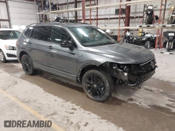 2022 Volkswagen Tiguan SE R-Line Black с VIN 3VV8B7AX9NM103988, выставлен на аукционе IAAI как лот 41908814 с пробегом 43 671 миль миль и . История ставок и продаж доступна на DreamBid. Изображение 1.