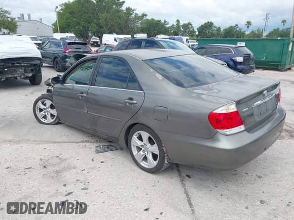 2005 Toyota Camry STD z VIN 4T1BE32K95U530375, wystawiony jako IAAI lot #42234986 z przebiegiem Nie podano mil oraz . Historia ofert i sprzedaży dostępna na DreamBid. Obrazek 3.