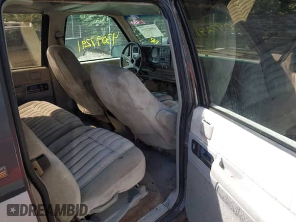 1993 Chevrolet Suburban с VIN 1GNEC16K6PJ375804, выставлен на аукционе IAAI как лот 43097291 с пробегом 224 056 миль миль и . История ставок и продаж доступна на DreamBid. Изображение 8.
