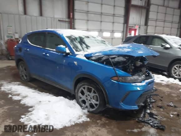 2024 Dodge Hornet R/T z VIN ZACPDFCW9R3A15083, wystawiony jako IAAI lot #41595221 z przebiegiem 16 119 mil mil oraz . Historia ofert i sprzedaży dostępna na DreamBid. Obrazek 1.