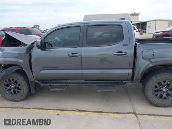 2023 Toyota Tacoma SR5 z VIN 3TMAZ5CN0PM200298, wystawiony jako IAAI lot #42880608 z przebiegiem 73 069 mil mil oraz . Historia ofert i sprzedaży dostępna na DreamBid. Obrazek 15.