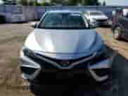 2022 Toyota Camry SE z VIN 4T1G11AK7NU668455, wystawiony jako Copart lot #84560635 z przebiegiem 136 763 mil mil oraz Czysty tytuł • Clean title. Historia ofert i sprzedaży dostępna na DreamBid. Obrazek 5.