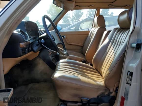 1984 Mercedes-Benz 300 D с VIN WDBAB33A1EA106820, выставлен на аукционе Copart как лот 84257695 с пробегом 414 000 миль миль и Чистый • Clean title. История ставок и продаж доступна на DreamBid. Изображение 7.