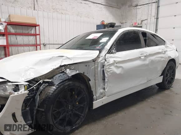 2016 BMW 4 Series 435i xDrive z VIN WBA4B3C55GG528927, wystawiony jako IAAI lot #40683095 z przebiegiem 105 611 mil mil oraz . Historia ofert i sprzedaży dostępna na DreamBid. Obrazek 6.