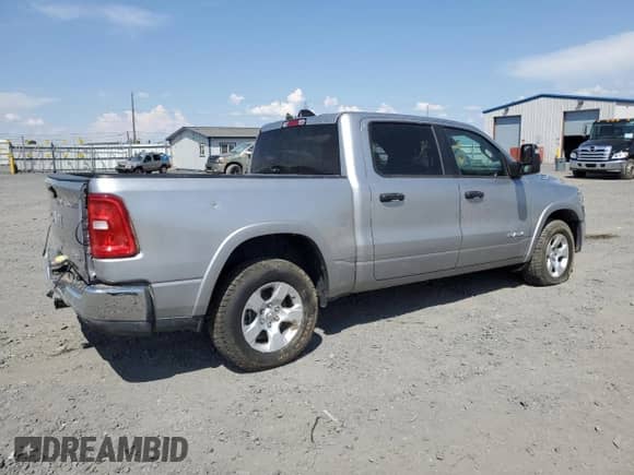 2025 Ram 1500 Big Horn z VIN 1C6RRFFG5SN506893, wystawiony jako Copart lot #66962035 z przebiegiem 22 992 mil mil oraz Szkoda całkowita • Salvage title. Historia ofert i sprzedaży dostępna na DreamBid. Obrazek 3.