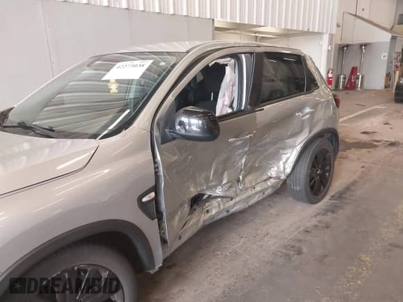 2021 Mitsubishi Outlander ES z VIN JA4ARUAU6MU027277, wystawiony jako IAAI lot #42273038 z przebiegiem 79 630 mil mil oraz . Historia ofert i sprzedaży dostępna na DreamBid. Obrazek 6.