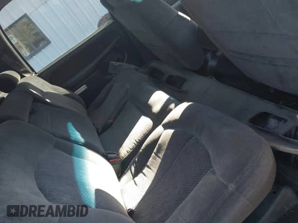 2001 Chevrolet Silverado 1500HD LS z VIN 1GCGC13U61F203824, wystawiony jako IAAI lot #40522607 z przebiegiem 184 315 mil mil oraz . Historia ofert i sprzedaży dostępna na DreamBid. Obrazek 8.