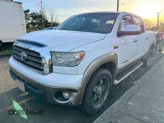 2008 Toyota Tundra Limited z VIN 5TFDV58168X073440, wystawiony jako Copart lot #90197965 z przebiegiem Nie podano mil oraz Czysty tytuł • Clean title. Historia ofert i sprzedaży dostępna na DreamBid. Obrazek 1.