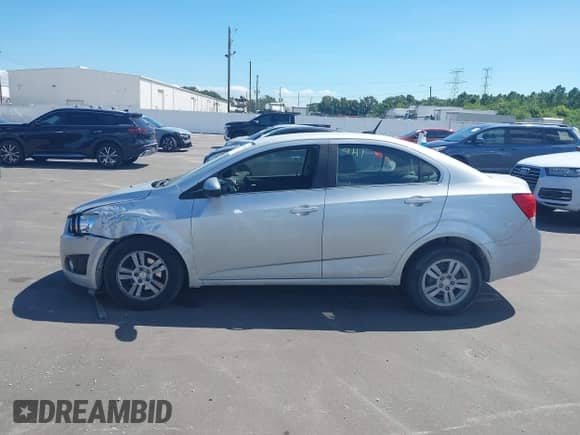 2014 Chevrolet Sonic LT с VIN 1G1JD5SHXE4235815, выставлен на аукционе IAAI как лот 43302210 с пробегом 130 464 миль миль и . История ставок и продаж доступна на DreamBid. Изображение 14.