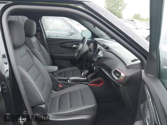 2022 Chevrolet TrailBlazer RS z VIN KL79MUSL5NB040464, wystawiony jako IAAI lot #42360730 z przebiegiem 56 403 mil mil oraz . Historia ofert i sprzedaży dostępna na DreamBid. Obrazek 5.