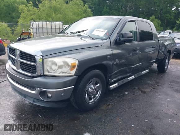 2007 Dodge 1500 SLT z VIN 3D7KR19D57G736423, wystawiony jako IAAI lot #42145607 z przebiegiem 298 274 mil mil oraz . Historia ofert i sprzedaży dostępna na DreamBid. Obrazek 2.