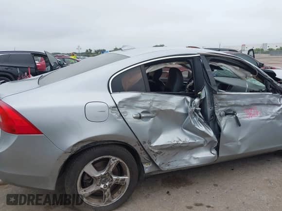 2013 Volvo S60 T5 Premier z VIN YV1612FS8D1212862, wystawiony jako IAAI lot #43112996 z przebiegiem 159 493 mil mil oraz . Historia ofert i sprzedaży dostępna na DreamBid. Obrazek 6.