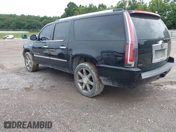 2008 Cadillac Escalade ESV с VIN 1GYFK668X8R111533, выставлен на аукционе IAAI как лот 42998299 с пробегом 178 675 миль миль и . История ставок и продаж доступна на DreamBid. Изображение 3.