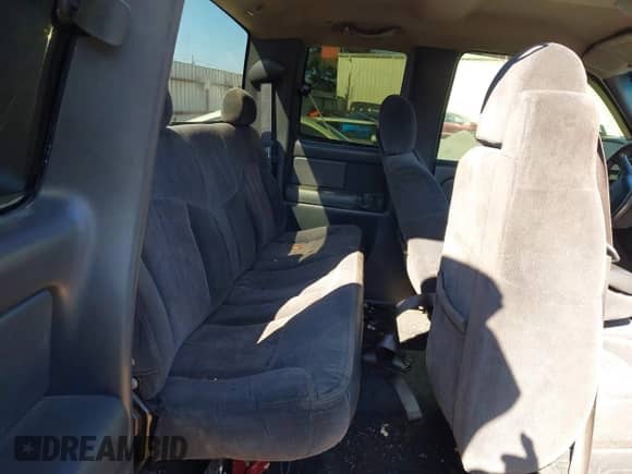 2000 Chevrolet Silverado 1500 LS z VIN 2GCEC19TXY1227986, wystawiony jako IAAI lot #43159851 z przebiegiem 300 863 mil mil oraz . Historia ofert i sprzedaży dostępna na DreamBid. Obrazek 8.