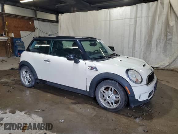 2009 MINI Hardtop S с VIN WMWMF73509TW83066, выставлен на аукционе Copart как лот 58603205 с пробегом 113 242 миль миль и Списание • Salvage title. История ставок и продаж доступна на DreamBid. Изображение 4.
