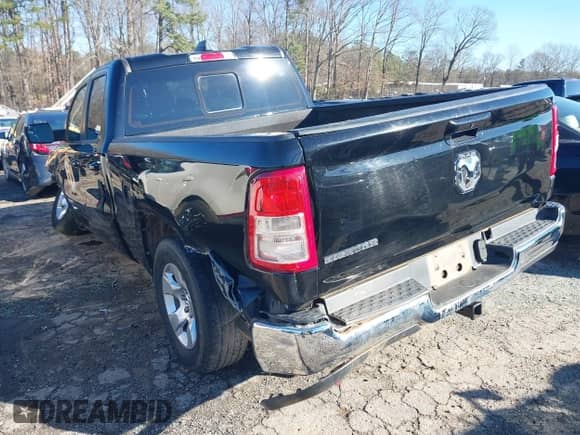 2022 Ram 1500 Big Horn z VIN 1C6RREBG0NN398834, wystawiony jako IAAI lot #41580763 z przebiegiem 100 523 mil mil oraz . Historia ofert i sprzedaży dostępna na DreamBid. Obrazek 3.