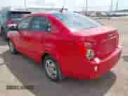 2013 Chevrolet Sonic LS z VIN 1G1JA5SH9D4167238, wystawiony jako IAAI lot #42672505 z przebiegiem 40 964 mil mil oraz . Historia ofert i sprzedaży dostępna na DreamBid. Obrazek 3.