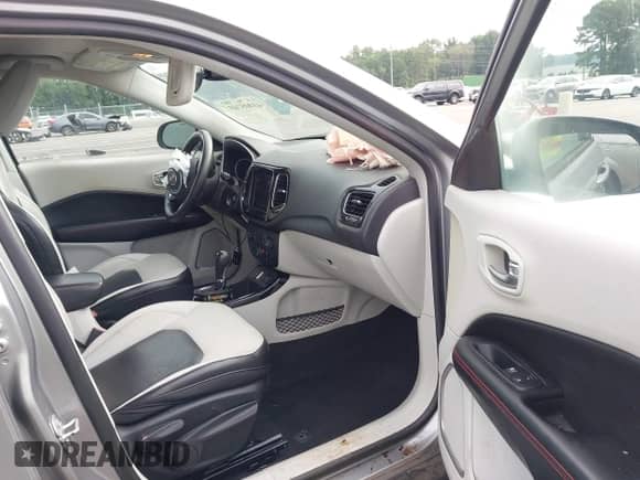 2018 Jeep Compass Limited z VIN 3C4NJCCB7JT358766, wystawiony jako IAAI lot #43005105 z przebiegiem 110 420 mil mil oraz . Historia ofert i sprzedaży dostępna na DreamBid. Obrazek 5.