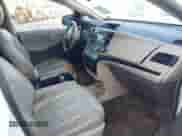 2012 Toyota Sienna z VIN 5TDKA3DC0CS011528, wystawiony jako IAAI lot #42767333 z przebiegiem 216 670 mil mil oraz . Historia ofert i sprzedaży dostępna na DreamBid. Obrazek 5.