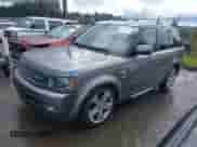 2011 Land Rover Range Rover Sport SC z VIN SALSH2E48BA297291, wystawiony jako IAAI lot #42316726 z przebiegiem 123 995 mil mil oraz . Historia ofert i sprzedaży dostępna na DreamBid. Obrazek 2.