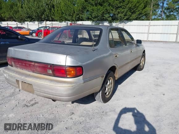 1994 Toyota Camry LE z VIN JT2SK12E4R0209720, wystawiony jako IAAI lot #42692927 z przebiegiem 155 481 mil mil oraz . Historia ofert i sprzedaży dostępna na DreamBid. Obrazek 4.