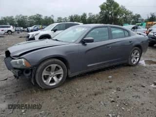 2013 Dodge Charger SE z VIN 2C3CDXBG2DH679912, wystawiony jako Copart lot #83982385 z przebiegiem 169 548 mil mil oraz Szkoda całkowita • Salvage title. Historia ofert i sprzedaży dostępna na DreamBid. Obrazek 1.