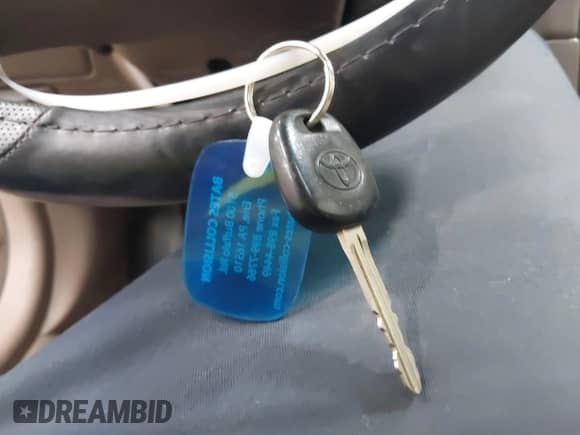 1999 Toyota Camry LE z VIN 4T1BG28K2XU580890, wystawiony jako IAAI lot #42860172 z przebiegiem 117 358 mil mil oraz . Historia ofert i sprzedaży dostępna na DreamBid. Obrazek 11.