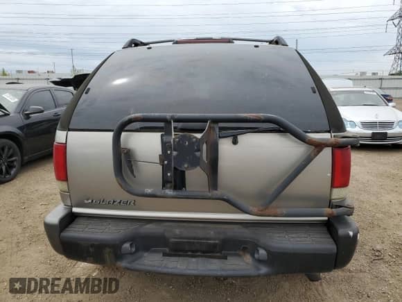 2001 Chevrolet Blazer LS z VIN 1GNCT18W61K185977, wystawiony jako Copart lot #57461385 z przebiegiem 114 357 mil mil oraz Szkoda całkowita • Salvage title. Historia ofert i sprzedaży dostępna na DreamBid. Obrazek 6.