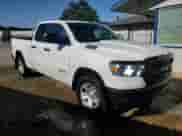 2020 Ram 1500 Tradesman z VIN 1C6SRECGXLN398157, wystawiony jako Copart lot #59112015 z przebiegiem 57 030 mil mil oraz Czysty tytuł • Clean title. Historia ofert i sprzedaży dostępna na DreamBid. Obrazek 4.